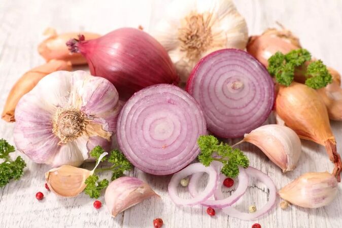 Zwiebeln und Knoblauch